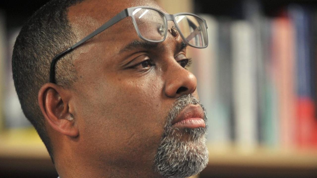 Porträt des Princeton-Professor für Afroamerikanistik Eddie S. Glaude Jr., der seine Brille auf die Stirn hochgezogen hat. Porträt des Princeton-Professor für Afroamerikanistik Eddie S. Glaude Jr., der seine Brille auf die Stirn hochgezogen hat.