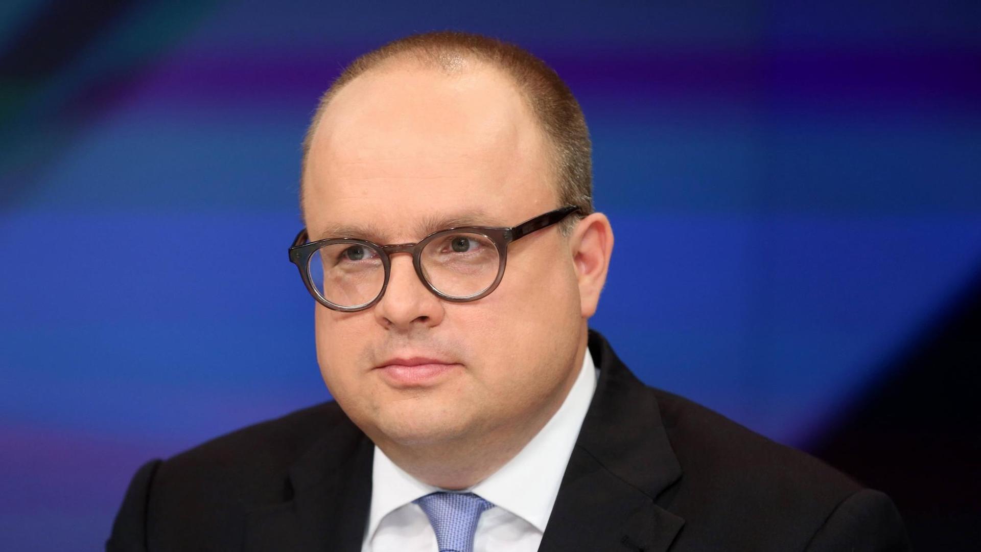 Jan Techau (Direktor von Carnegie Europe) in der ZDF-Talkshow maybrit illner am 20.11.2014 in Berlin. Jan Techau (Direktor von Carnegie Europe) in der ZDF-Talkshow maybrit illner am 20.11.2014 in Berlin.