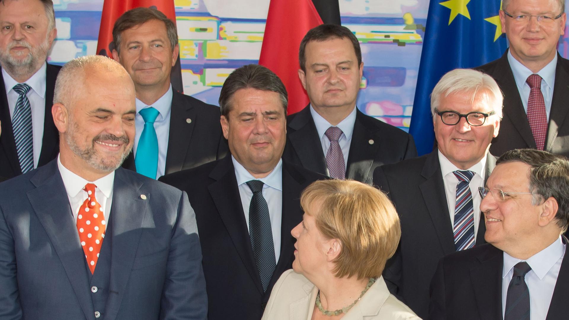 Die Teilnehmer der Westbalkan-Konferenz, der Ministerpräsident von Albanien, Edi Rama (erste Reihe l-r), Bundeskanzlerin Angela Merkel (CDU), und EU-Kommissionspräsident Jose Manuel Barroso, stehen am 28.08.2014 im Bundeskanzleramt in Berlin für ein Familienfoto mit ihren Ministern, Bundeswirtschaftsminister Sigmar Gabriel (SPD, zweite Reihe, l-r), und Bundesaußenminister Frank-Walter Steinmeier (SPD), und Vujovic Dusan (dritte Reihe l-r), Finanzminister von Serbien, Karl Viktor Erjavec, Außenminister von Slowenien, Ivica Dacic, Außenminister von Serbien, und Stefan Füle, EU-Erweiterungskommissar beisammen. Die Teilnehmer der Westbalkan-Konferenz, der Ministerpräsident von Albanien, Edi Rama (erste Reihe l-r), Bundeskanzlerin Angela Merkel (CDU), und EU-Kommissionspräsident Jose Manuel Barroso, stehen am 28.08.2014 im Bundeskanzleramt in Berlin für ein Familienfoto mit ihren Ministern, Bundeswirtschaftsminister Sigmar Gabriel (SPD, zweite Reihe, l-r), und Bundesaußenminister Frank-Walter Steinmeier (SPD), und Vujovic Dusan (dritte Reihe l-r), Finanzminister von Serbien, Karl Viktor Erjavec, Außenminister von Slowenien, Ivica Dacic, Außenminister von Serbien, und Stefan Füle, EU-Erweiterungskommissar beisammen.