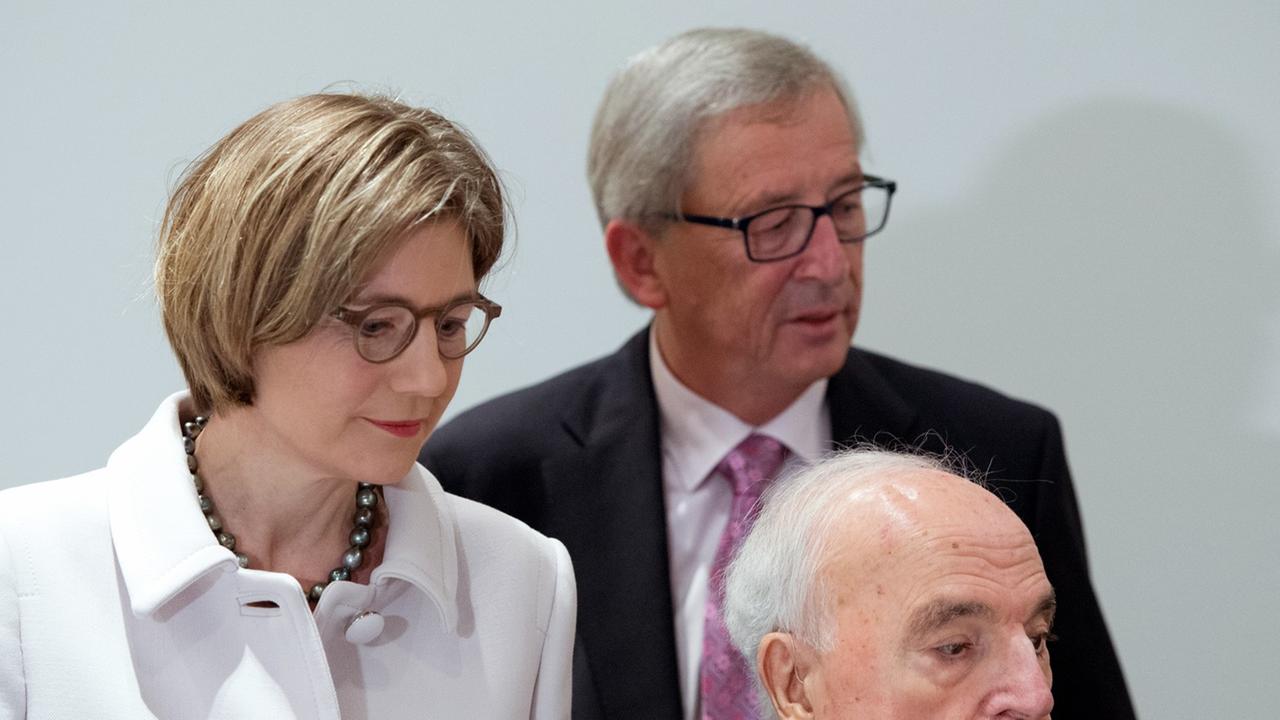 Alt-Bundeskanzler Helmut Kohl (Mitte), seine Ehefrau Maike Richter-Kohl und EU-Kommissionspräsident Jean-Claude Juncker während der Vorstellung des Kohl-Buchs "Aus Sorge um Europa - Ein Appell" in Frankfurt am Main. Alt-Bundeskanzler Helmut Kohl (Mitte), seine Ehefrau Maike Richter-Kohl und EU-Kommissionspräsident Jean-Claude Juncker während der Vorstellung des Kohl-Buchs "Aus Sorge um Europa - Ein Appell" in Frankfurt am Main.