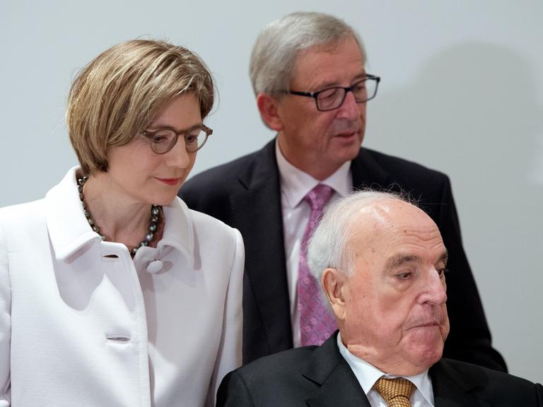 Alt-Bundeskanzler Helmut Kohl (Mitte), seine Ehefrau Maike Richter-Kohl und EU-Kommissionspräsident Jean-Claude Juncker während der Vorstellung des Kohl-Buchs "Aus Sorge um Europa - Ein Appell" in Frankfurt am Main.
