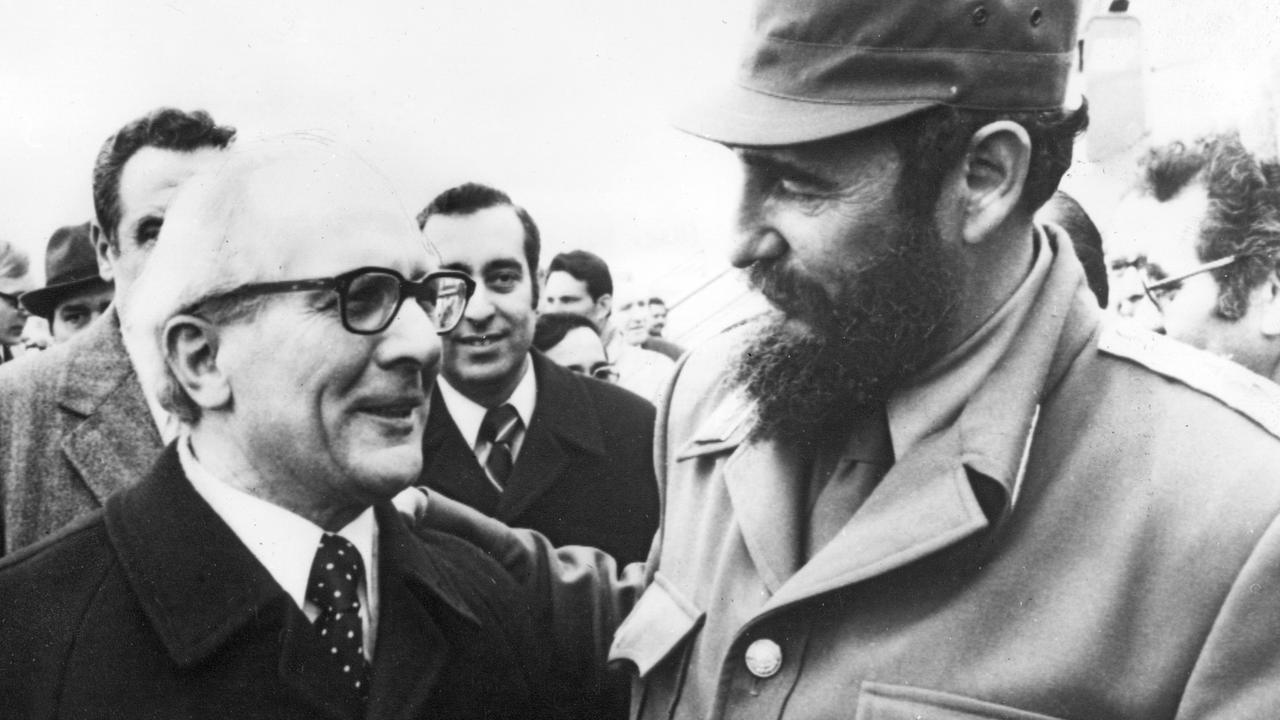 Der kubanische Ministerpräsident Fidel Castro am 02.04.1977 bei seiner Ankunft in Ostberlin. Links Erich Honecker. | Verwendung weltweit Der kubanische Ministerpräsident Fidel Castro am 02.04.1977 bei seiner Ankunft in Ostberlin. Links Erich Honecker. | Verwendung weltweit