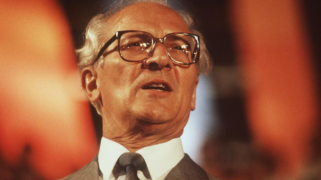 Porträtbild von Erich Honecker, DDR-Staatsratsvorsitzender und SED-Generalsekretär