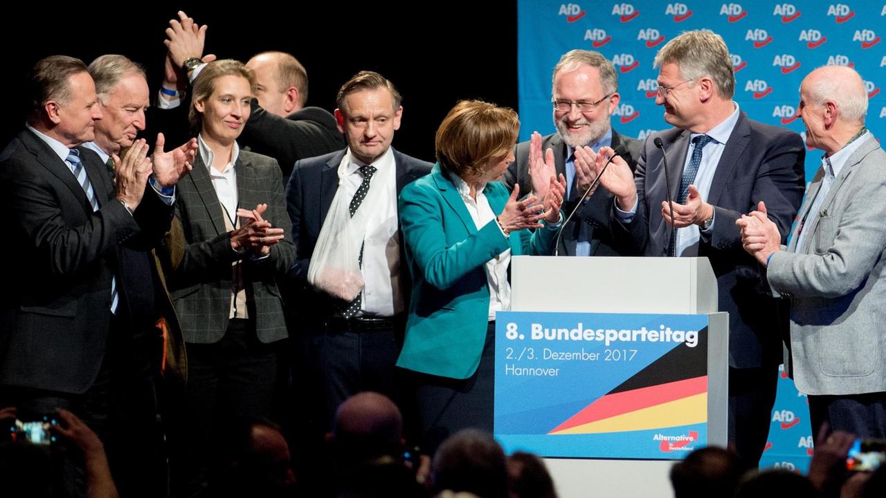 Georg Pazderski, Alexander Gauland, Alice Weidel, Stephan Protschka, Kay Gottschalk, Beatrix von Storch, Joachim Kuhs, Jörg Meuthen und Albrecht Glaser stehen beim Parteitag der AfD auf dem Podium und klatschen Georg Pazderski, Alexander Gauland, Alice Weidel, Stephan Protschka, Kay Gottschalk, Beatrix von Storch, Joachim Kuhs, Jörg Meuthen und Albrecht Glaser stehen beim Parteitag der AfD auf dem Podium und klatschen
