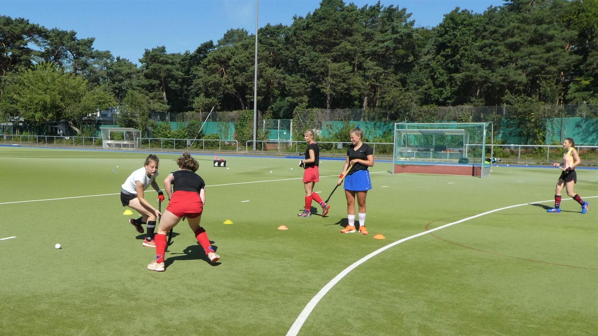 Training der Frauenmannschaft des Berliner Hockey-Clubs. Training der Frauenmannschaft des Berliner Hockey-Clubs.