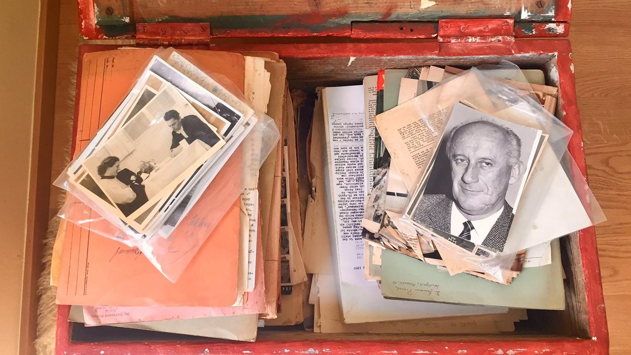 Eine rote Holzkiste: In ihr liegen Briefe, Zeitungsausschnitte, Fotos. Eine rote Holzkiste: In ihr liegen Briefe, Zeitungsausschnitte, Fotos.