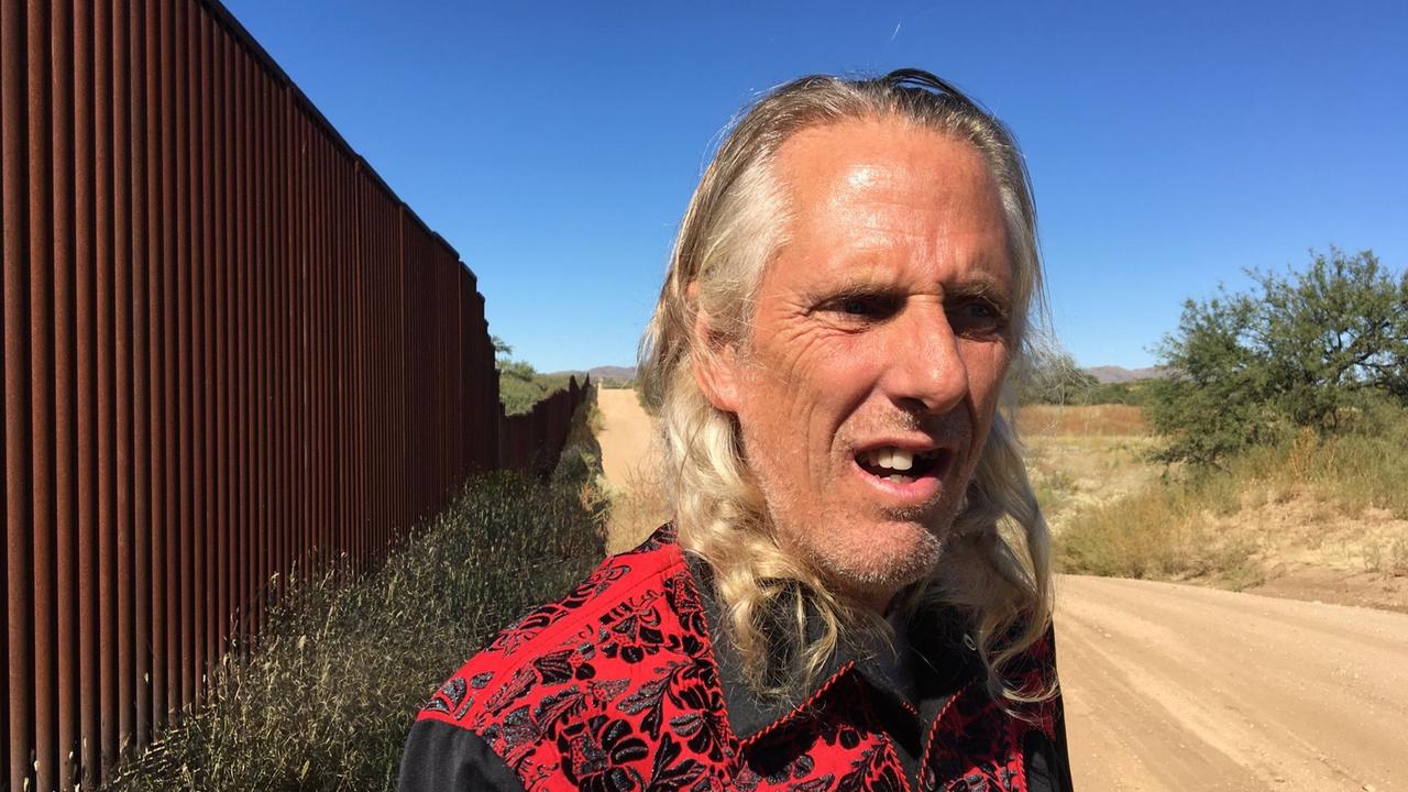 Joel Smith von Humane Borders steht vor dem Grenzzaun in Arizona. Joel Smith von Humane Borders steht vor dem Grenzzaun in Arizona.