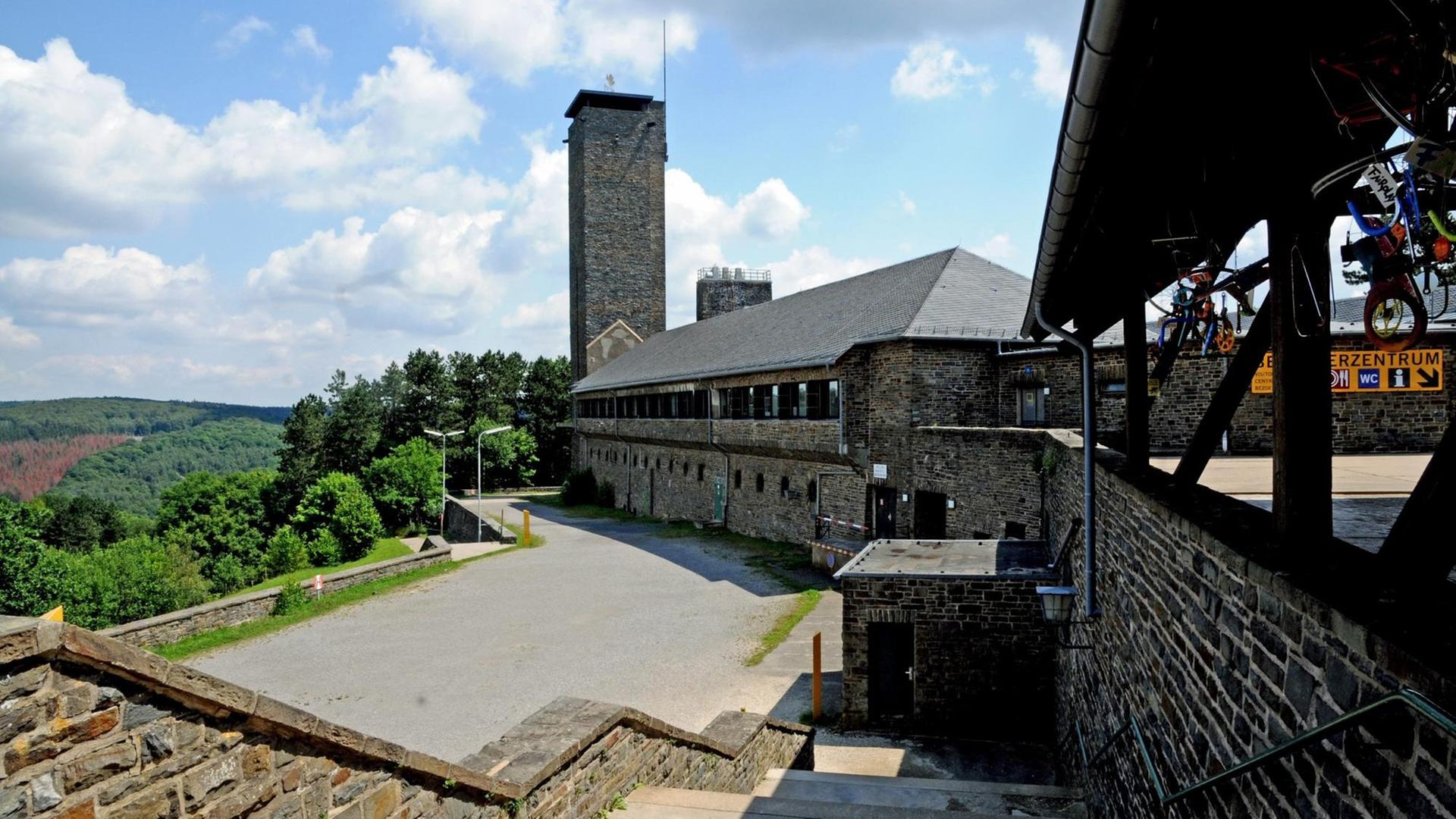 Die NS-Ordensburg "Vogelsang" steht am Donnerstag (30.06.2011) bei Gemünd in der Eifel. Die Anlage diente der NSDAP von 1936 bis 1939 als Schulungsstätte für den Führungskader - Nachwuchs.
