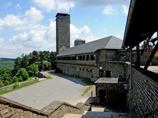 Die NS-Ordensburg "Vogelsang" steht am Donnerstag (30.06.2011) bei Gemünd in der Eifel. Die Anlage diente der NSDAP von 1936 bis 1939 als Schulungsstätte für den Führungskader - Nachwuchs.
