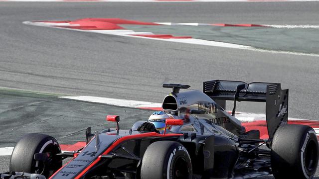 Fernando Alonso sitzt in seinem Formel-1-Wagen.