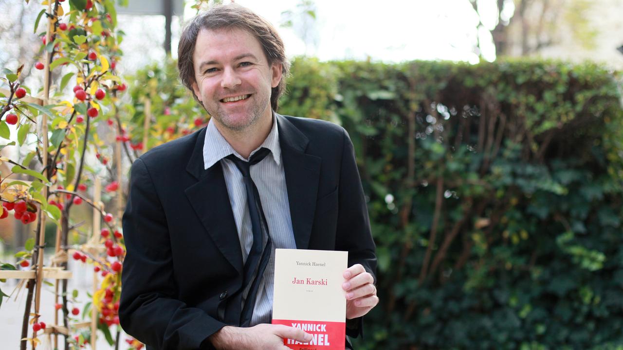 Der französische Schriftsteller Yannick Haenel, nachdem er für sein Buch "Jan Karski" den Prix Interallie bekommen hat; Aufnahme von 2009 Der französische Schriftsteller Yannick Haenel, nachdem er für sein Buch "Jan Karski" den Prix Interallie bekommen hat; Aufnahme von 2009