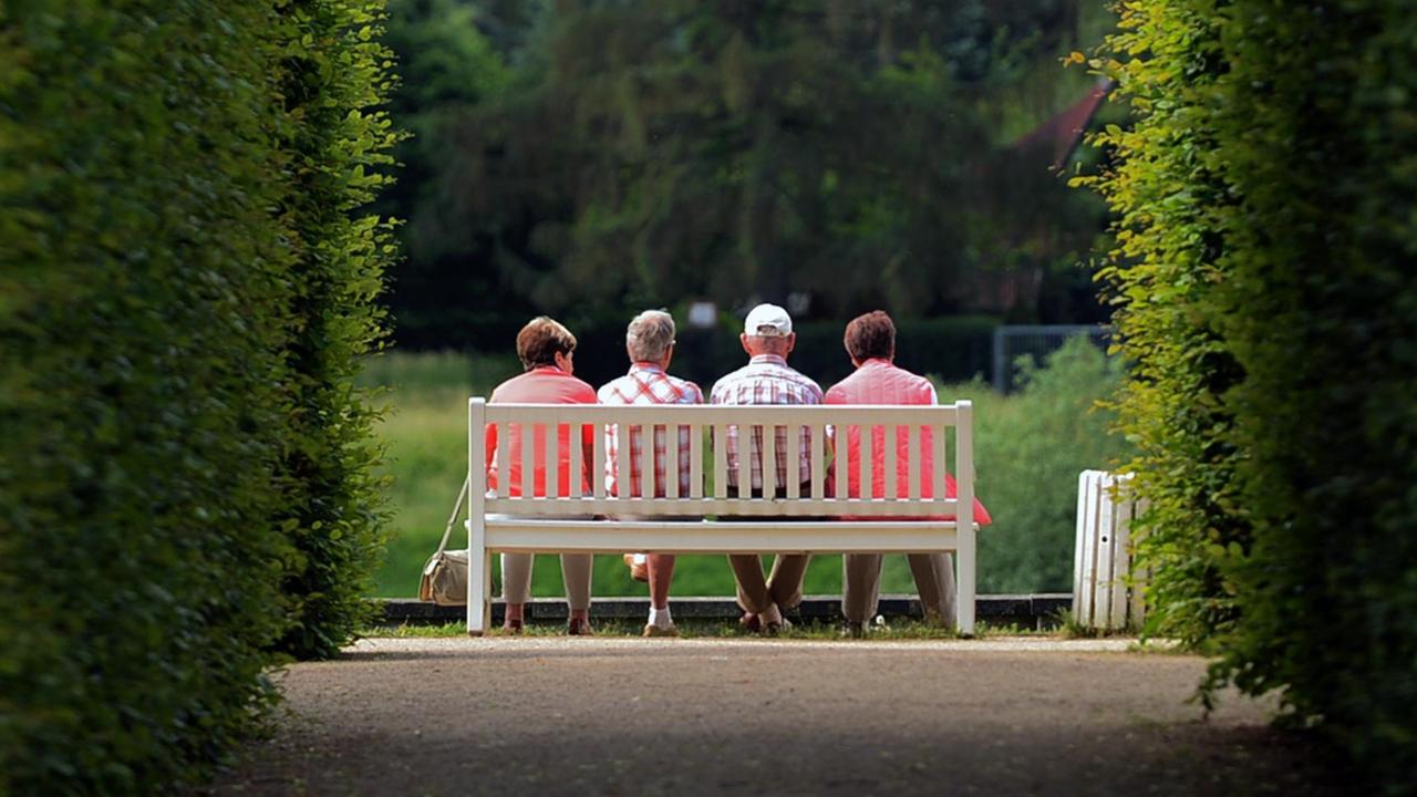 Mehrere ältere Personen sitzen am 31.05.2016 auf einer Parkbank im Schlosspark Pillnitz (Sachsen). Foto: Arno Burgi Mehrere ältere Personen sitzen am 31.05.2016 auf einer Parkbank im Schlosspark Pillnitz (Sachsen). Foto: Arno Burgi