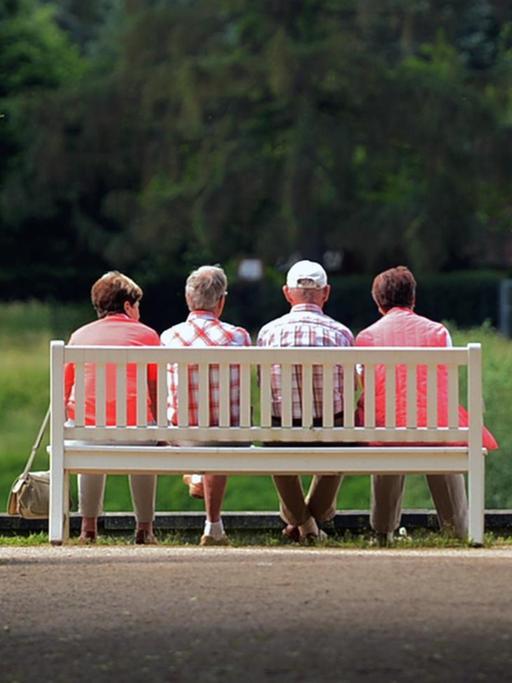 Mehrere ältere Personen sitzen am 31.05.2016 auf einer Parkbank im Schlosspark Pillnitz (Sachsen). Foto: Arno Burgi