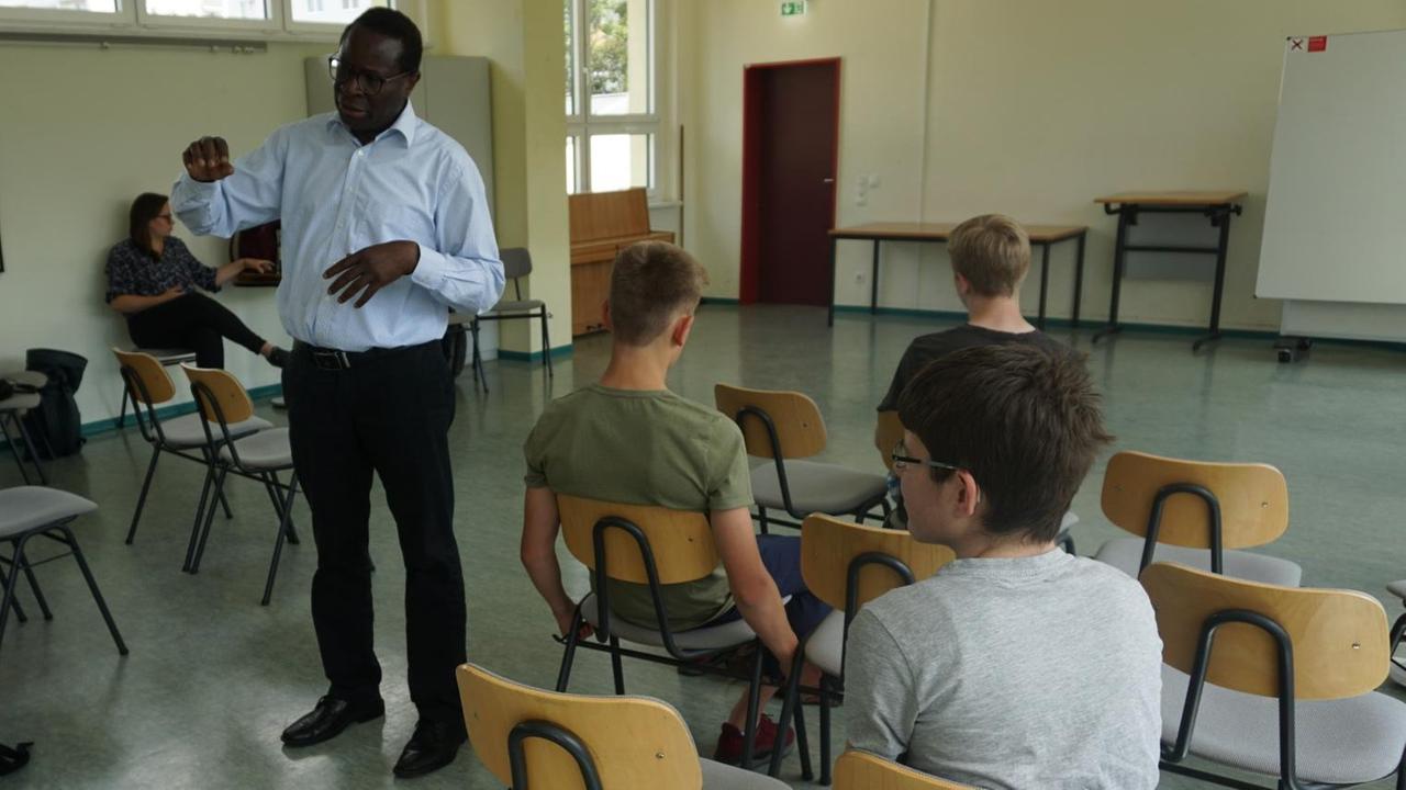 Der Bundestagsabgeordnete Karamba Diaby in einem Klassenzimmer