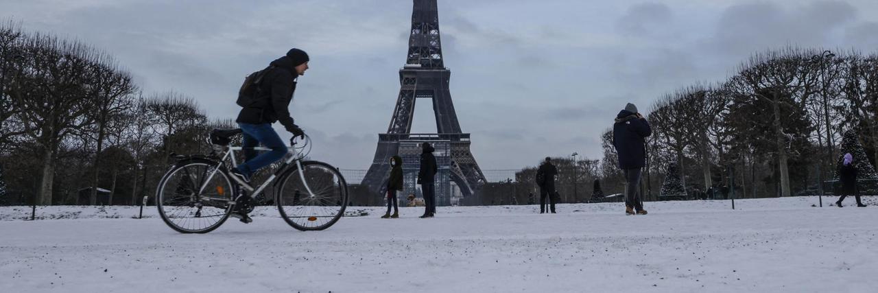 Das Foto zeigt einen Radfahrer vor dem Eiffelturm. Das Foto zeigt einen Radfahrer vor dem Eiffelturm.
