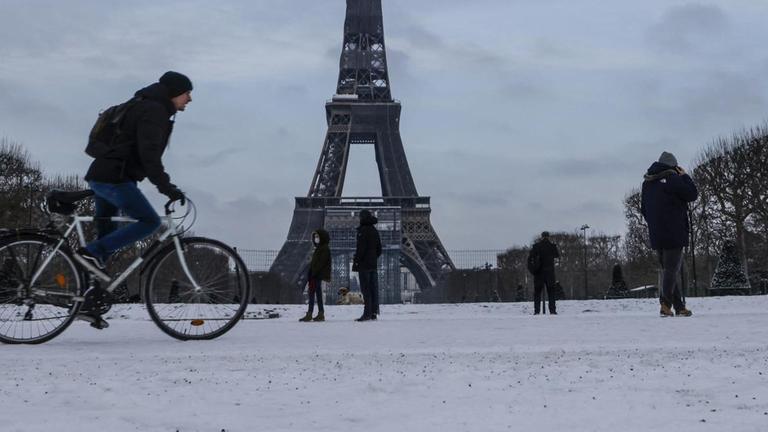 Das Foto zeigt einen Radfahrer vor dem Eiffelturm. Das Foto zeigt einen Radfahrer vor dem Eiffelturm.