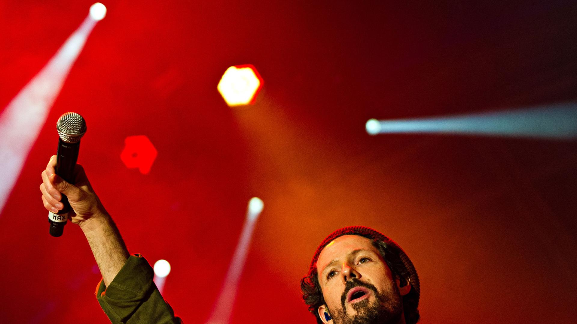Der Musiker Max Herre tritt am 02.10.2013 in Stuttgart (Baden-Württemberg) bei den Feierlichkeiten zum Tag der Deutschen Einheit bei einem Konzert auf. Traditionell werden die Einheitsfeiern jedes Jahr in dem Bundesland ausgerichtet, das gerade den Vorsitz im Bundesrat innehat. Der Musiker Max Herre tritt am 02.10.2013 in Stuttgart (Baden-Württemberg) bei den Feierlichkeiten zum Tag der Deutschen Einheit bei einem Konzert auf. Traditionell werden die Einheitsfeiern jedes Jahr in dem Bundesland ausgerichtet, das gerade den Vorsitz im Bundesrat innehat.