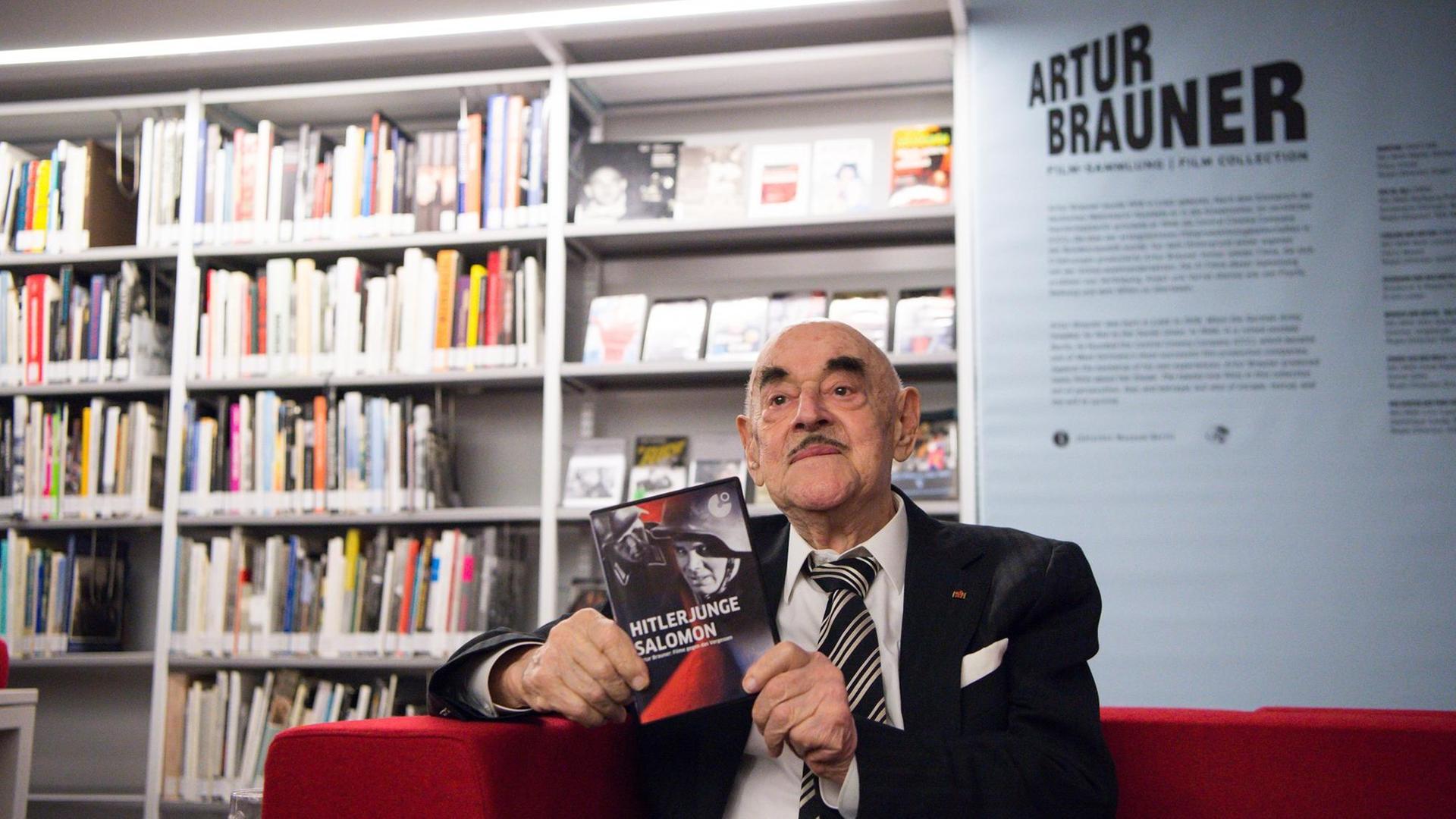 ARCHIV - 07.03.2016, Berlin: Der Filmproduzent Artur Brauner sitzt im Jüdischen Museum, dem er aus seinem umfangreichen Werk eine Filmsammlung aus 21 Filmen zu den Themen Holocaust und Nationalsozialismus gespendet hat. Brauner feiert am 1. August seinen 100. Geburtstag. ARCHIV - 07.03.2016, Berlin: Der Filmproduzent Artur Brauner sitzt im Jüdischen Museum, dem er aus seinem umfangreichen Werk eine Filmsammlung aus 21 Filmen zu den Themen Holocaust und Nationalsozialismus gespendet hat. Brauner feiert am 1. August seinen 100. Geburtstag.