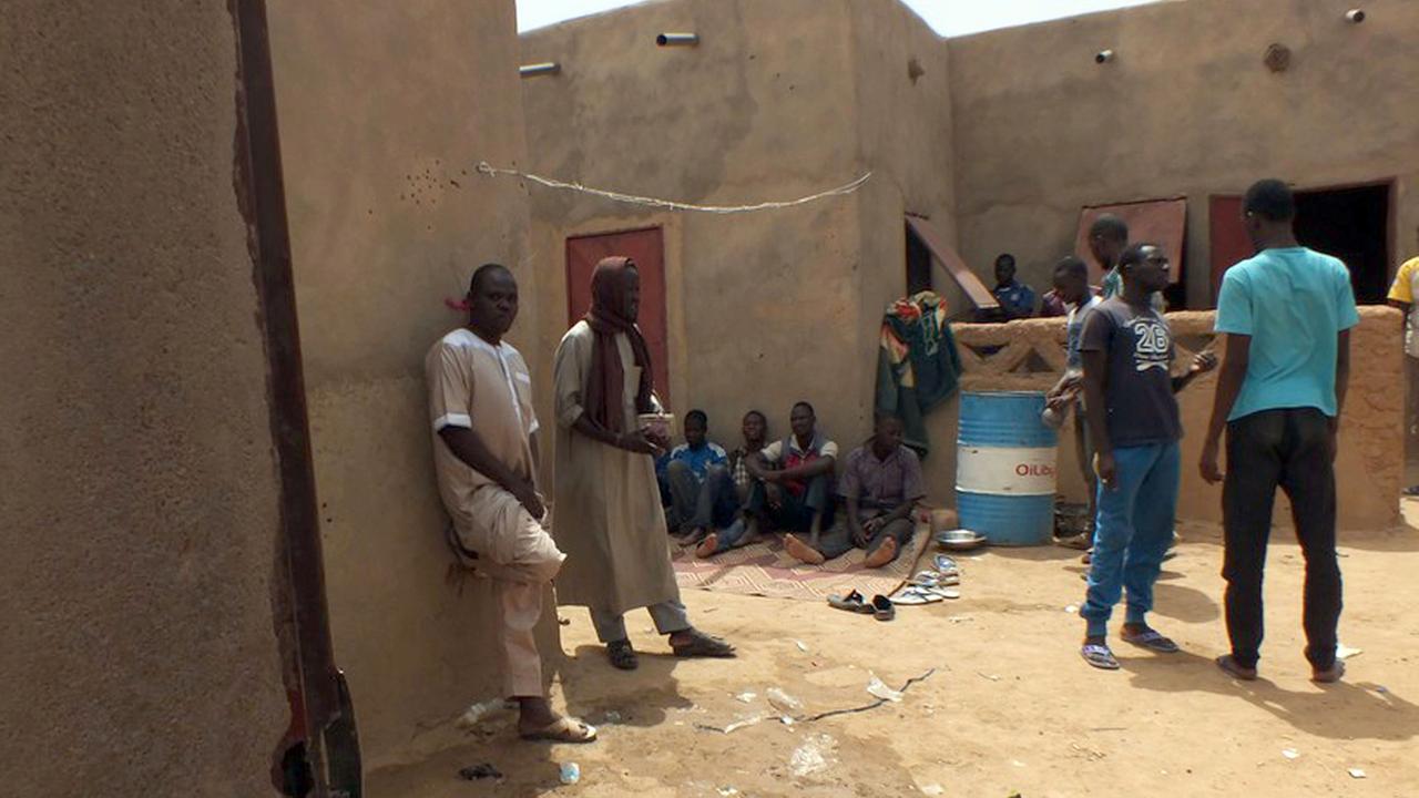 Migranten, die in der Stadt Agadez in Niger untergekommen sind: Hier versuchen sie Geld für ihre Weiterreise zu verdienen; Aufnahme vom April 2015 Migranten, die in der Stadt Agadez in Niger untergekommen sind: Hier versuchen sie Geld für ihre Weiterreise zu verdienen; Aufnahme vom April 2015