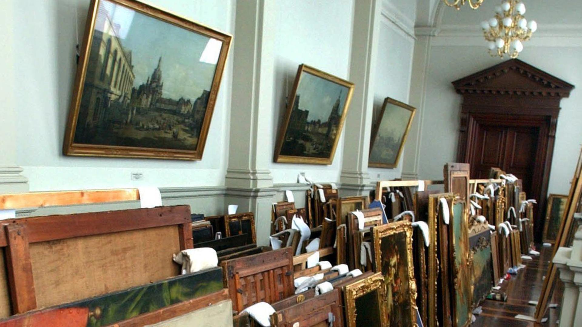 Zu sehen ist das Bilderlager eines Museums.