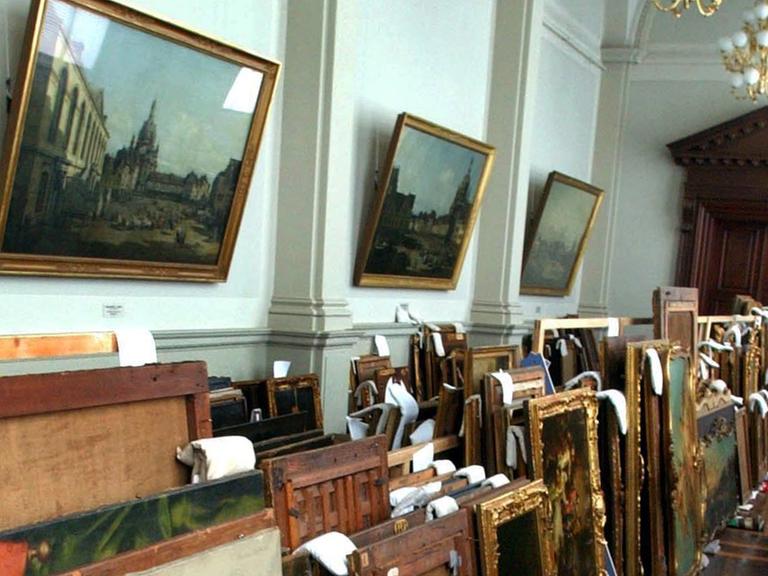 Zu sehen ist das Bilderlager eines Museums.