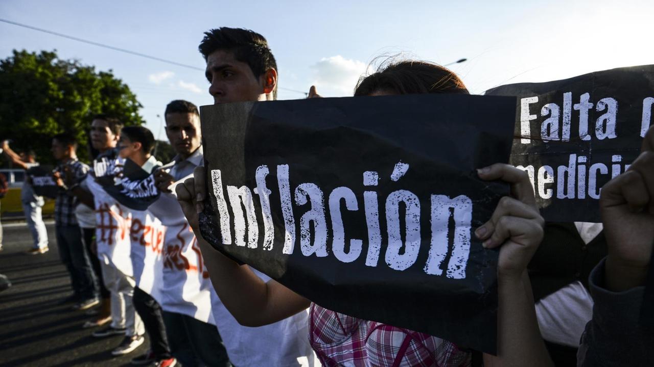 Studenten protestieren in Caracas gegen die Machtübernahme des Obersten Gerichts in Venezuela und gegen Präsident Maduro. Studenten protestieren in Caracas gegen die Machtübernahme des Obersten Gerichts in Venezuela und gegen Präsident Maduro.