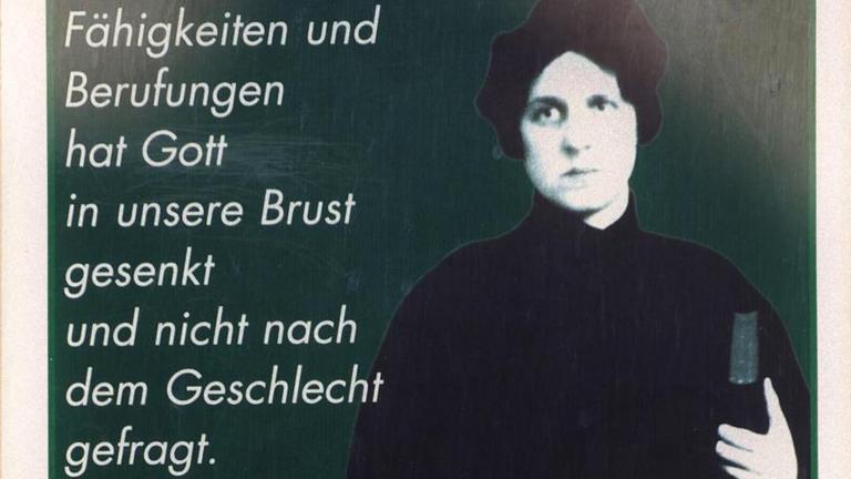 Gedenktafel für die Rabbinerin Regina Jonas in der Krausnickstraße 6 in Berlin. In dem Haus, das zuvor an dieser Stelle stand, wohnte Regina Jonas bis zu ihrer Deportation und Ermordung in Theresienstadt. 1935 erhielt Regina Jonas in Offenbach die Smicha, die formelle Einsetzung als Rabbinerin, die erste weltweit. Gedenktafel für die Rabbinerin Regina Jonas in der Krausnickstraße 6 in Berlin. In dem Haus, das zuvor an dieser Stelle stand, wohnte Regina Jonas bis zu ihrer Deportation und Ermordung in Theresienstadt. 1935 erhielt Regina Jonas in Offenbach die Smicha, die formelle Einsetzung als Rabbinerin, die erste weltweit.