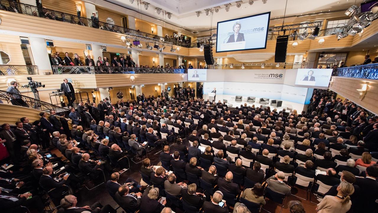 Bundesverteidigungsministerin Ursula von der Leyen (CDU) spricht am 17.02.2017 bei der Eröffnung der Münchner Sicherheitskonferenz im Bayerischen Hof in München (Bayern). 