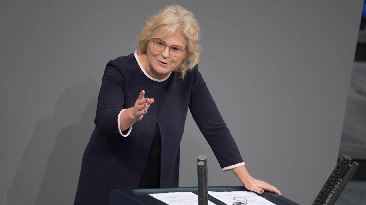 Christine Lambrecht (SPD), Bundesjustizministerin, spricht bei der 136. Sitzung des Deutschen Bundestags.
