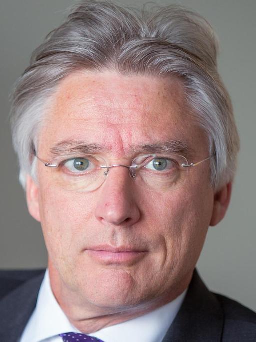 Der Präsident des Deutschen Anwaltvereins, Ulrich Schellenberg, Porträt, in die Kamera blickend