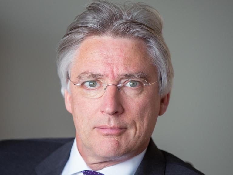 Der Präsident des Deutschen Anwaltvereins, Ulrich Schellenberg, Porträt, in die Kamera blickend