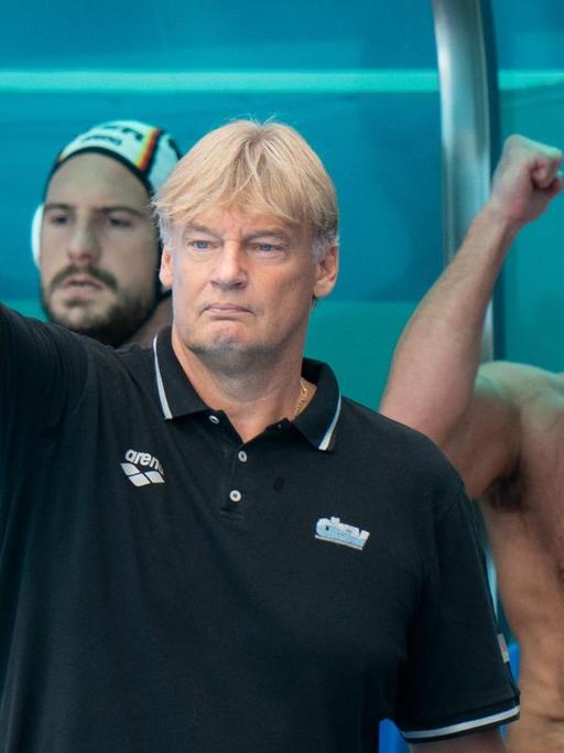 Der deutsche Wasserball-Bundestrainer Hagen Stamm jubelt über einen Treffer seines Teams.