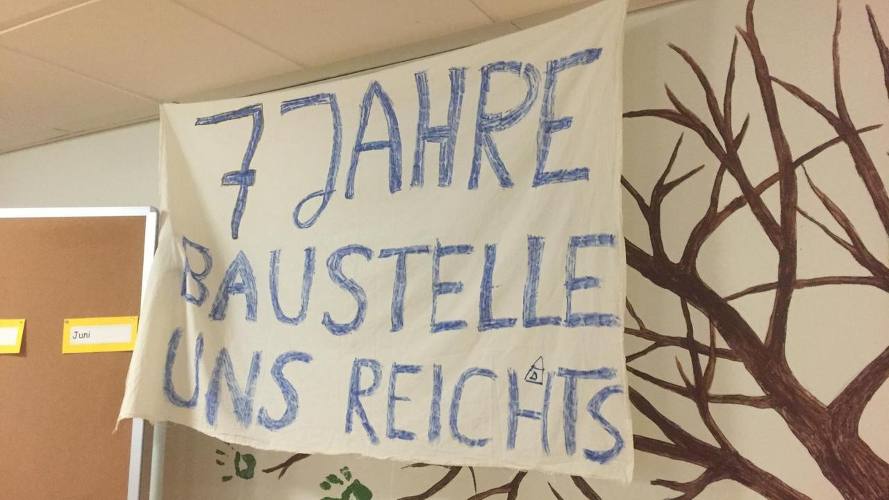 Auf einem weißen Stofftuch in der Kurt-Schumacher-Grundschule in Berlin-Kreuzberg steht "7 Jahre Baustelle uns reichts." Auf einem weißen Stofftuch in der Kurt-Schumacher-Grundschule in Berlin-Kreuzberg steht "7 Jahre Baustelle uns reichts."