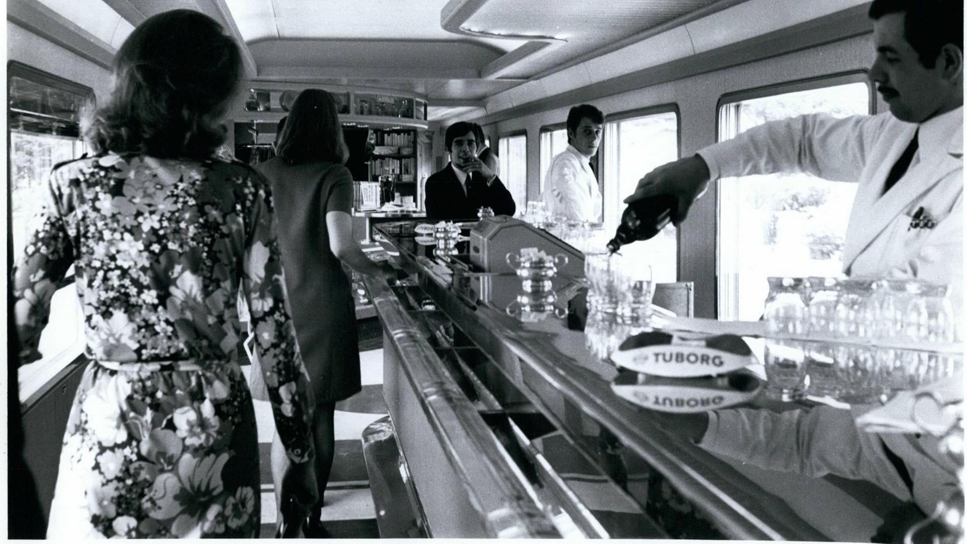 Speisewagen im Mistral. Der Mistral pendelte von 1950 - 1981 zwischen Paris und Nizza. Speisewagen im Mistral. Der Mistral pendelte von 1950 - 1981 zwischen Paris und Nizza.