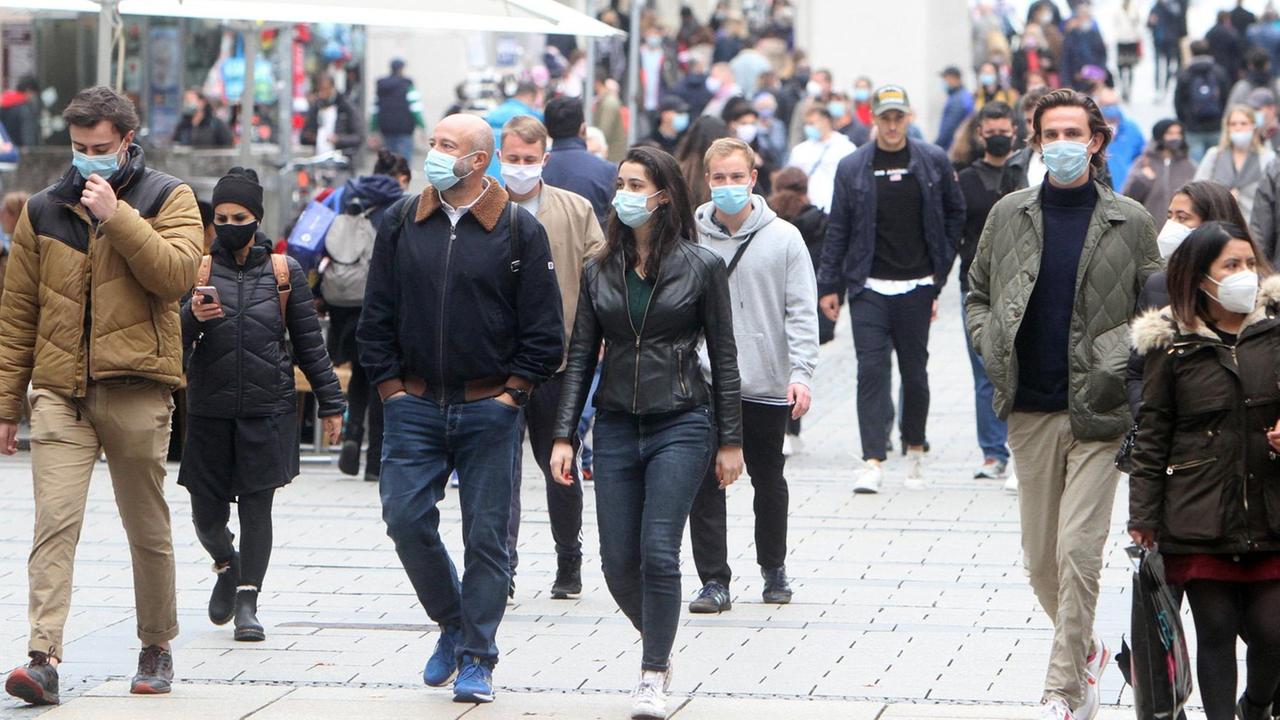 Die Fußgängerzone Neuhauser Straße am Karlstor in der Innenstadt von München Die Fußgängerzone Neuhauser Straße am Karlstor in der Innenstadt von München