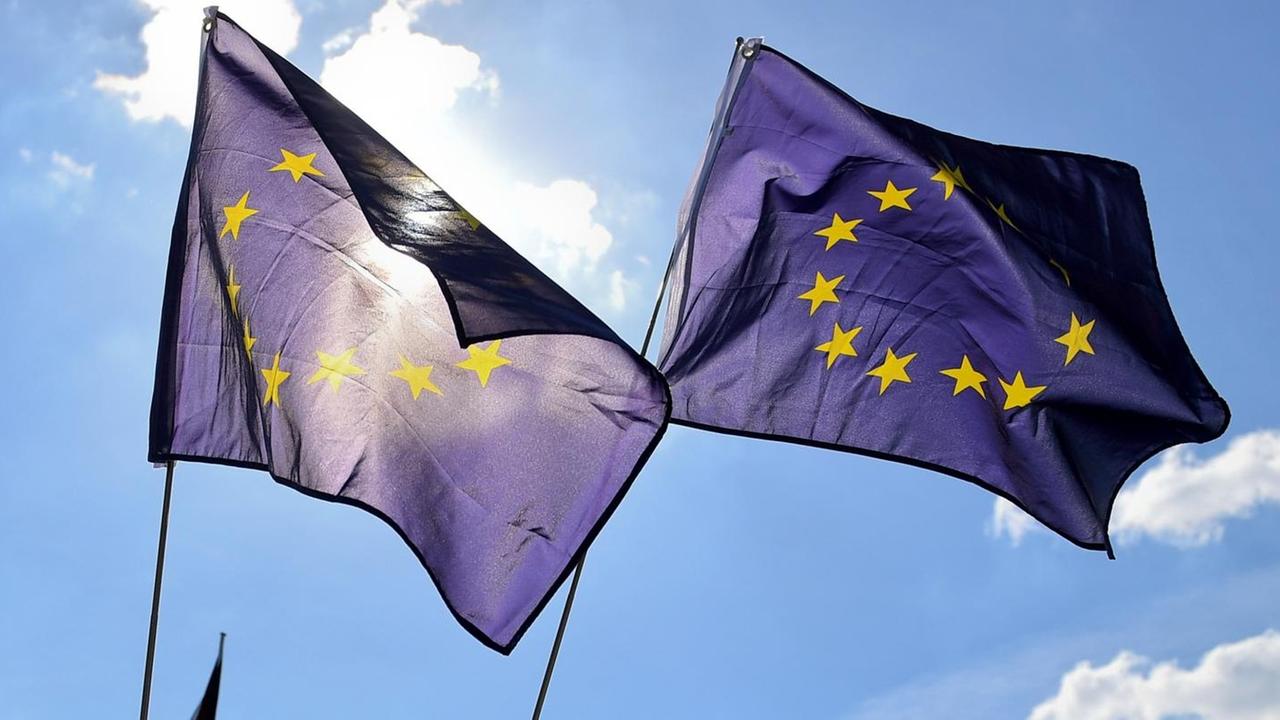 Zuschauer mit Europa-Flaggen stehen am 15.05.2017 in Berlin vor dem Bundeskanzleramt beim Antrittsbesuch des französischen Präsidenten Macron. Zuschauer mit Europa-Flaggen stehen am 15.05.2017 in Berlin vor dem Bundeskanzleramt beim Antrittsbesuch des französischen Präsidenten Macron.