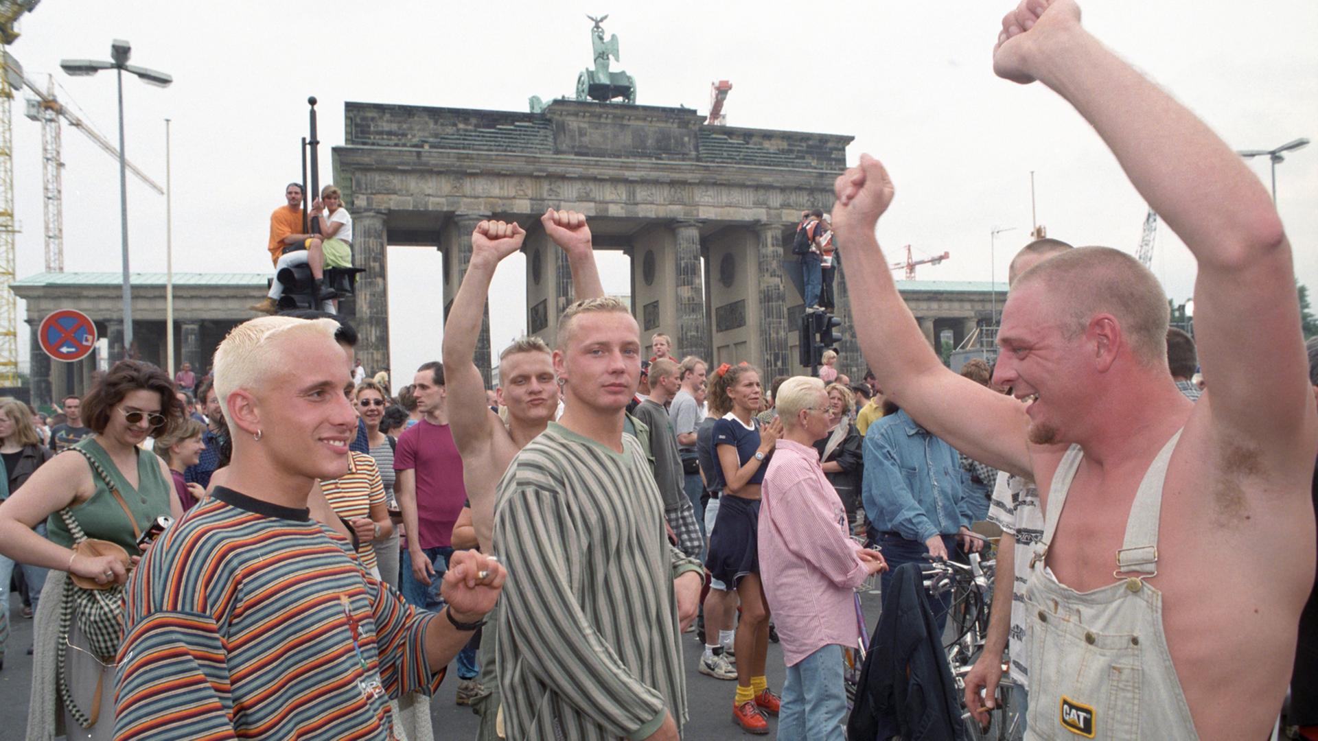 Teilnehmer der Loveparade tanzen am 13.07.1996 vor dem Brandenburger Tor in Berlin. Teilnehmer der Loveparade tanzen am 13.07.1996 vor dem Brandenburger Tor in Berlin.