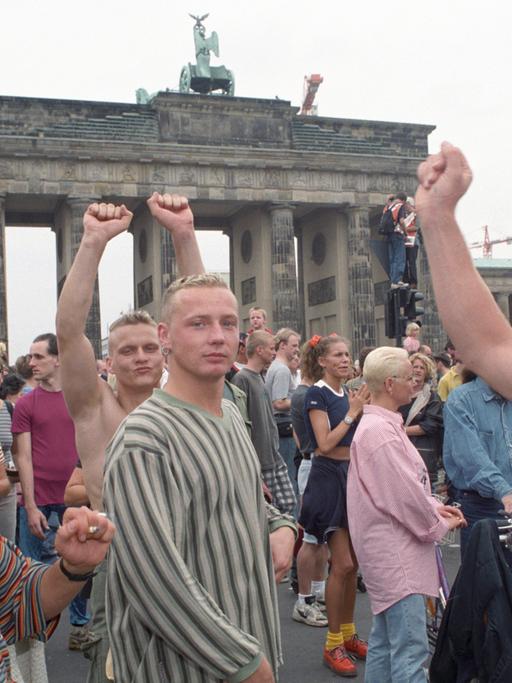 Teilnehmer der Loveparade tanzen am 13.07.1996 vor dem Brandenburger Tor in Berlin.
