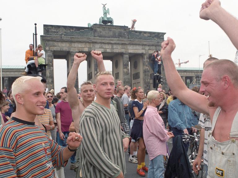 Teilnehmer der Loveparade tanzen am 13.07.1996 vor dem Brandenburger Tor in Berlin.