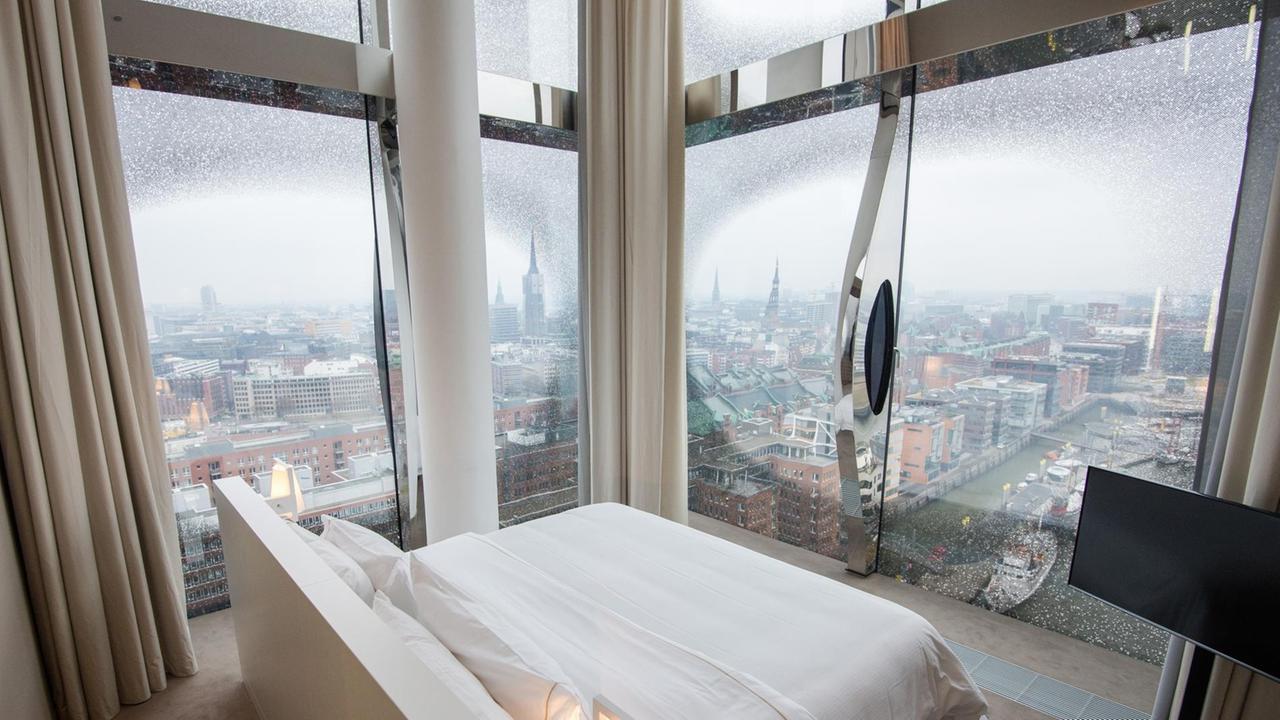 Blick am 30.11.2016 in Hamburg in der Elbphilharmonie im Hotel Westin in eine Panorama-Suite. Das Hotel in der Elbphilharmonie hat für Gäste eröffnet.