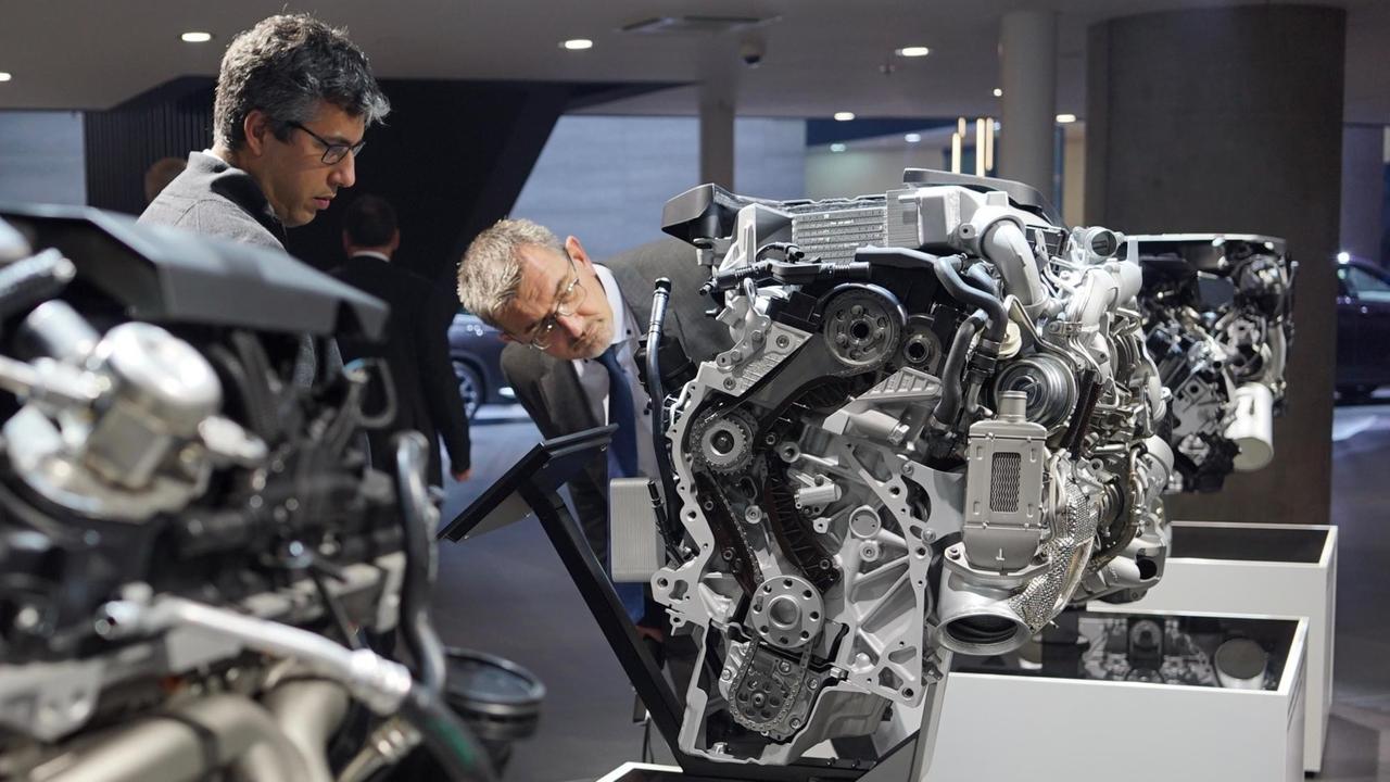 Inszeniert wie ein Kunstwerk: Der Verbrennungsmotor, von deutschen Ingenieuren wohlwollend begutachtet Inszeniert wie ein Kunstwerk: Der Verbrennungsmotor, von deutschen Ingenieuren wohlwollend begutachtet