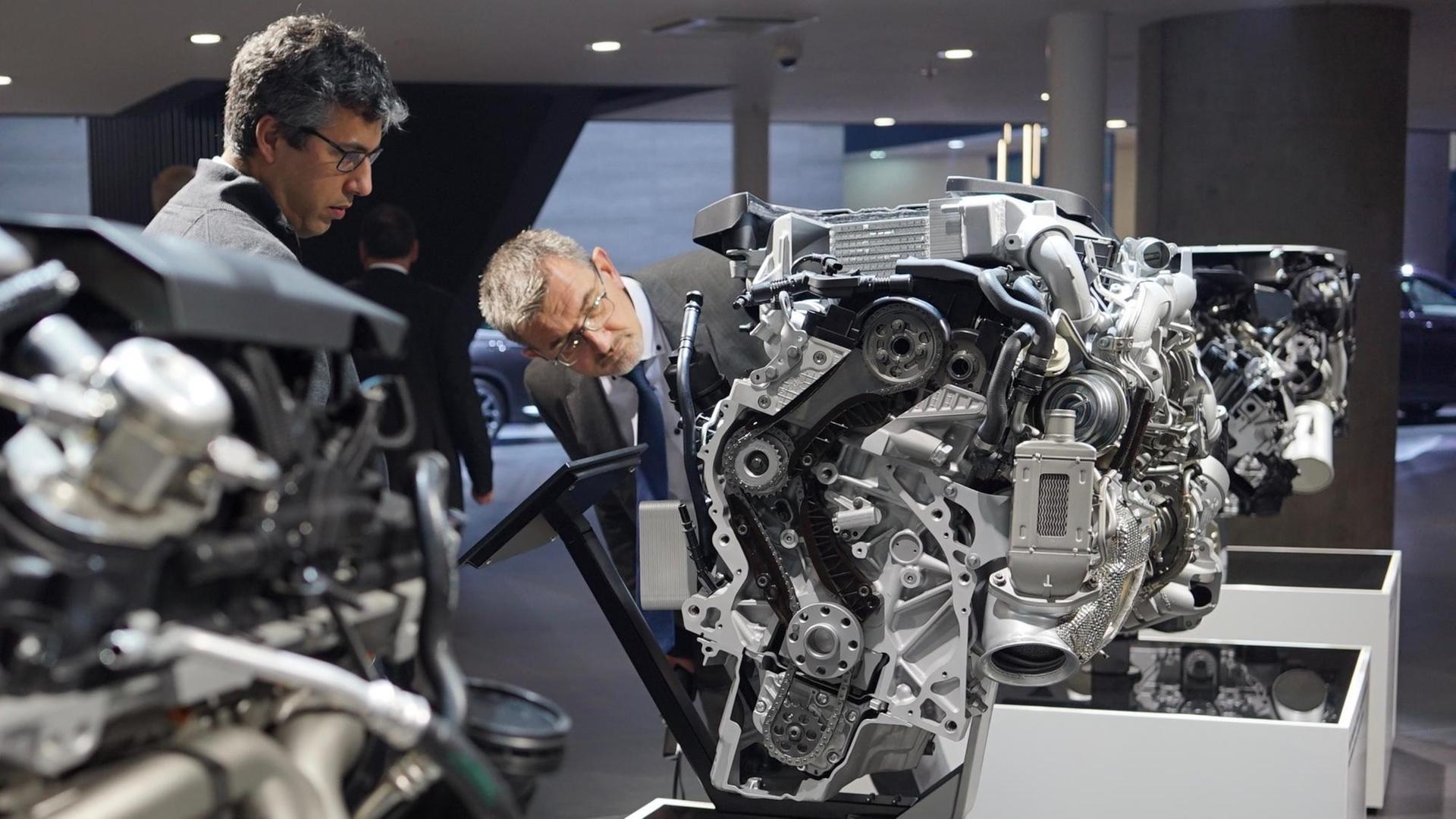 Inszeniert wie ein Kunstwerk: Der Verbrennungsmotor, von deutschen Ingenieuren wohlwollend begutachtet Inszeniert wie ein Kunstwerk: Der Verbrennungsmotor, von deutschen Ingenieuren wohlwollend begutachtet