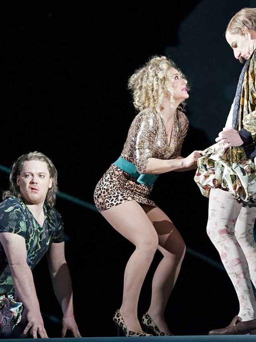Szene mit Christoph Franken (als Sir Toby Belch), Anita Vulesica (als Maria) und Bernd Moss (als Sir Andrew Backenfahl)