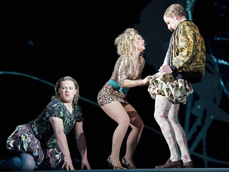 Szene mit Christoph Franken (als Sir Toby Belch), Anita Vulesica (als Maria) und Bernd Moss (als Sir Andrew Backenfahl)