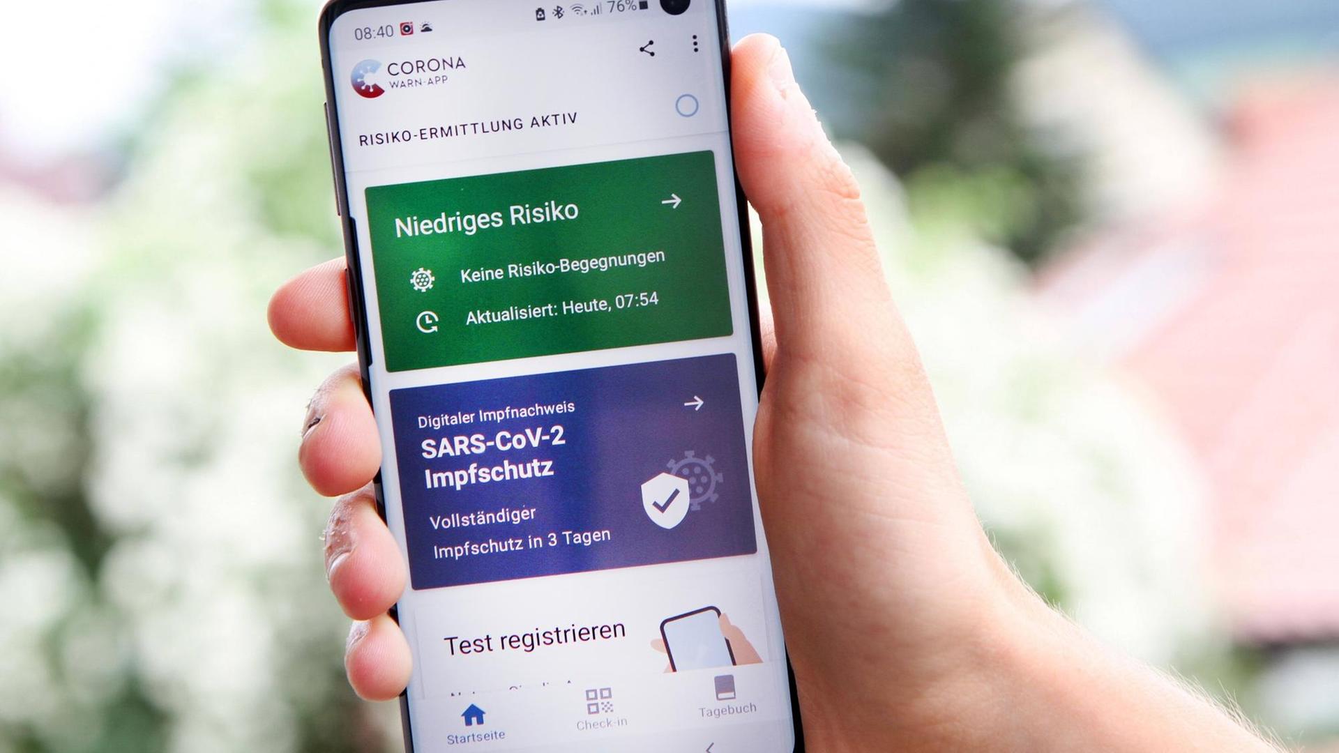 Freiburg Themenbild - Digitaler Impfnachweis SARS-CoV-2 Impfschutz in der neuen Corona-Warn-App der Bundesregierung Themenbild - Digitaler Impfnachweis SARS-CoV-2 Impfschutz in der neuen Corona-Warn-App der Bundesregierung Auf einem Smartphone von Samsung wird auf dem Display, Handydisplay ein Hinweis, Meldung für digitaler Impfnachweis SARS-CoV-2 Impfschutz in der neuen Corona-Warn-App der Bundesregierung angezeigt. Themenbild, Featurebild, Symbolbild *** Freiburg Topic Image Digital Proof of Vaccination SARS CoV 2 Vaccination Protection in the New Corona Warning App of the Federal Government Topic Image Digital Proof of Vaccination SARS CoV 2 Vaccination Protection in the New Corona Warning App of the Federal Government On a Samsung s Copyright: xFleigx/xEibner-Pressefotox EP_dfg Freiburg Themenbild - Digitaler Impfnachweis SARS-CoV-2 Impfschutz in der neuen Corona-Warn-App der Bundesregierung Themenbild - Digitaler Impfnachweis SARS-CoV-2 Impfschutz in der neuen Corona-Warn-App der Bundesregierung Auf einem Smartphone von Samsung wird auf dem Display, Handydisplay ein Hinweis, Meldung für digitaler Impfnachweis SARS-CoV-2 Impfschutz in der neuen Corona-Warn-App der Bundesregierung angezeigt. Themenbild, Featurebild, Symbolbild *** Freiburg Topic Image Digital Proof of Vaccination SARS CoV 2 Vaccination Protection in the New Corona Warning App of the Federal Government Topic Image Digital Proof of Vaccination SARS CoV 2 Vaccination Protection in the New Corona Warning App of the Federal Government On a Samsung s Copyright: xFleigx/xEibner-Pressefotox EP_dfg