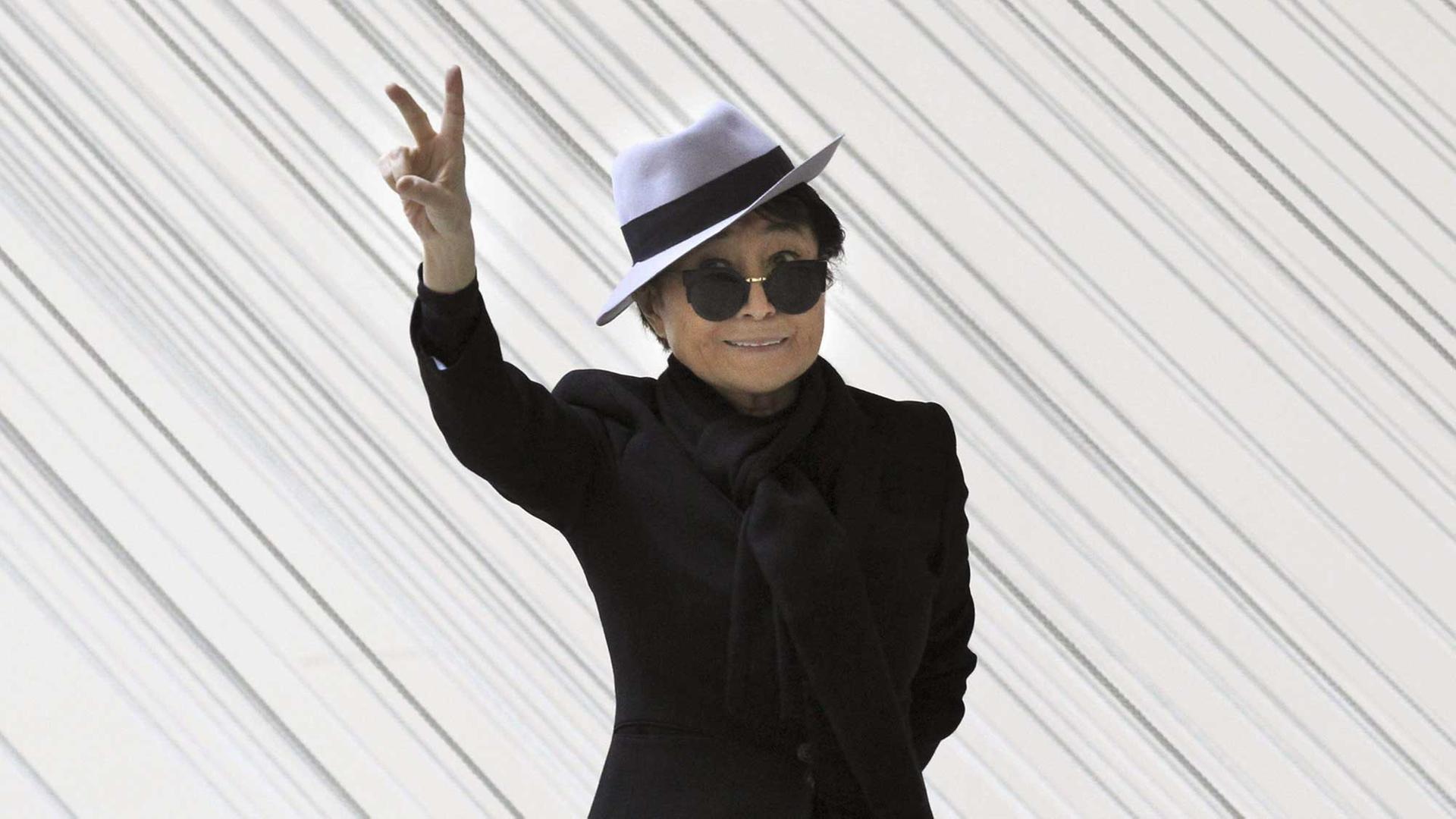 Die Künstlerin Yoko Ono bei ihrer Retrospektive "Half-A-Wind Show" im Guggenheim Museum in Bilbao, Spanien
