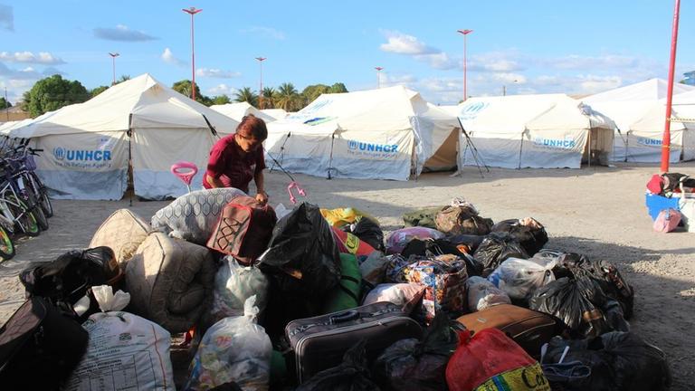 Zelte und Gepäck von venezolanischen Flüchtlingen in Brasilien
