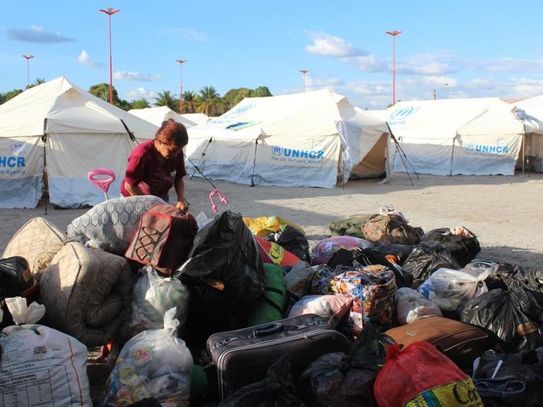 Zelte und Gepäck von venezolanischen Flüchtlingen in Brasilien