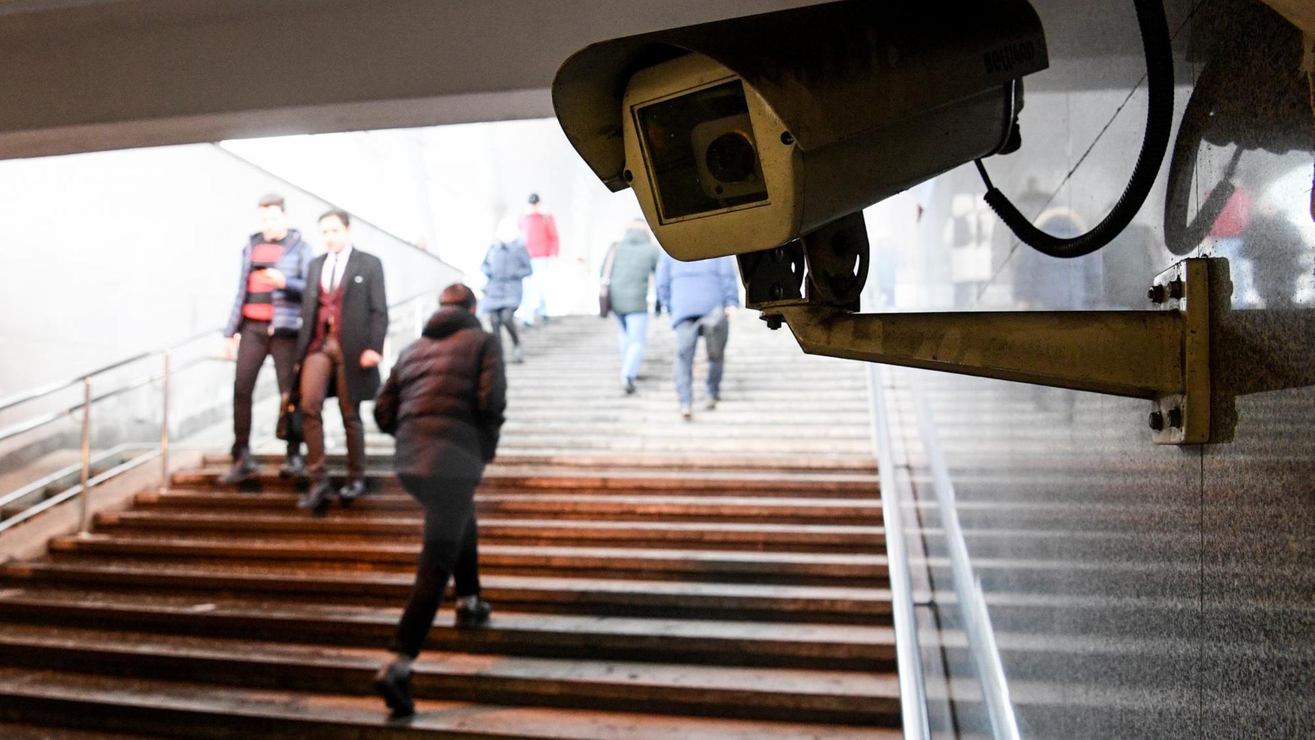 Eine Überwachungskamera in der Metro in Moskau. Eine Überwachungskamera in der Metro in Moskau.