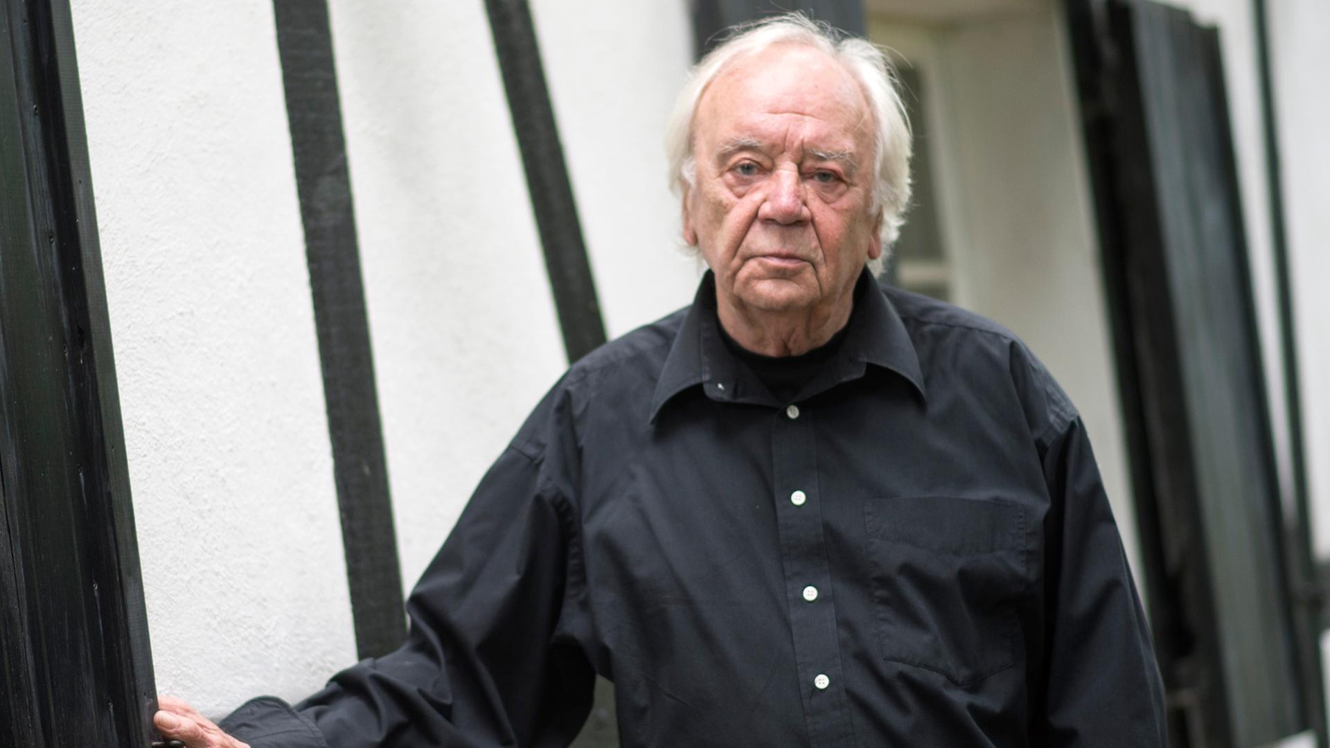 Der grauhaarige Schriftsteller Jürgen Becker posiert vor seinem Fackwerkhaus in Odenthal (Nordrhein-Westfalen). Der grauhaarige Schriftsteller Jürgen Becker posiert vor seinem Fackwerkhaus in Odenthal (Nordrhein-Westfalen).
